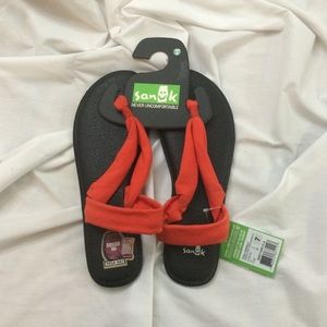 Still Available- Sanuk Yoga Triangle